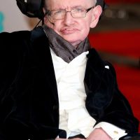 Stephen-Hawking-pq2261hyduwzp647bl6atnij32f1vk7xsbub156rio